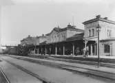Passagerare inväntar ånglok med vagnar vid Örebro Centralstation, 1880-tal