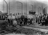 Personal utanför plåtverkstaden på Centralverkstäderna, 1903