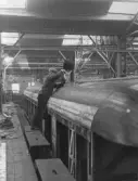 Revision av passagerarvagn på Centralverkstäderna, 1941