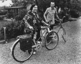 Paret Karlqvist vid CV:s kolonistugeområde, 1960-tal