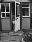 Barn vid dörr i stuga på CV:s kolonisträdgårdar, 1960-tal