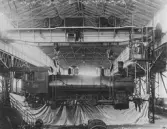 En kran på 60 ton från Asea över ett lok i Uppsättningsverkstaden på Centralverkstäderna, 1905