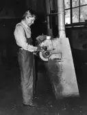 Kromare arbetar vid putsskivan på Centralverkstäderna, 1960-tal