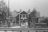 Passagerare väntar vid Dyltabruks järnvägsstation, omkring 1900