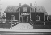 Två damer väntar på tåget vid Dyltabruks järnvägsstation, omkring 1890