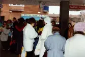 Medlemmar i fotbollsföreningen Jitex BK delar ut blommor till folk i Mölndals centrum i mars 1992. Kvinnor och män får blommor utanför K-marknad vid Brogatan/Nygatan.