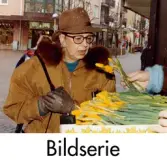 Serie om 17 fotografier som visar medlemmar i fotbollsföreningen Jitex BK dela ut blommor till folk i Mölndals centrum i mars 1992.