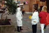 Medlemmar i fotbollsföreningen Jitex BK delar ut blommor till folk i Mölndals centrum i mars 1992. En kvinna får blommor på Brogatan.
