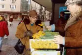 Medlemmar i fotbollsföreningen Jitex BK delar ut blommor till folk i Mölndals centrum i mars 1992. En kvinna får blommor på Brogatan.