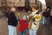 Medlemmar i fotbollsföreningen Jitex BK delar ut blommor till folk i Mölndals centrum i mars 1992. En ung man får blommor på Brogatan.