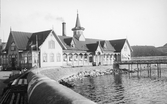 Varmbadhuset i Varberg, fotograferat efter 1912. Verandan till vänster har blivit inglasad, jämför med bildnr F1663. Varmbadhuset uppfördes 1866 och är rikt utsmyckat med olika tidstypiska nationalromantiska drakornament på takets torn och gavlar.