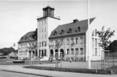 Varmbadhuset i Varberg, invigt 1925. Här har träd planterats utmed Strandgatan.