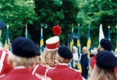 Nationaldagsfirande i Stadshusparken i Mölndal den 6 juni 1999. I förgrunden Mölndals Paradorkester, i bakgrunden svenska flaggor.