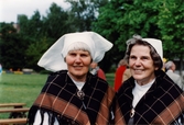 Nationaldagsfirande i Stadshusparken i Mölndal den 6 juni 1999. Porträtt av Maria Gahrn, till vänster, och Solveig Olsson. Båda två är iförda Mölndalsdräkten.