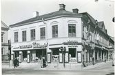 Västerås, Centrum, kv. Karl.
Wennbergs Bokhandel i korsningen Stora gatan/Köpmangatan.