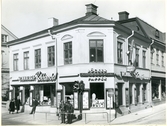 Västerås, Centrum, kv. Karl.
Wennbergs Bokhandel i korsningen Stora gatan/Köpmangatan.
