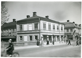 Västerås, Centrum, kv. Karl.
Wennbergs Bokhandel i hörnet Stora gatan/Köpmangatan. 1950-1960tal.
