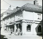 Västerås, Centrum, kv. Kettil.
Butiksbyggnad i hörnet Köpmangatan/Hantverkargatan. 1950-1960-tal.