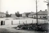 Repetitionsövningarna vid I11 i Växjö, hösten 1921.
Vy över regementet från väster. En man står på vakt vid dåv. infarten.
