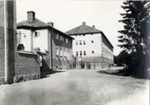Repetitionsövningarna vid I11 i Växjö, hösten 1921.
Vakthuset med regementsvakten från sydost.