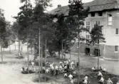 Repetitionsövningarna vid I11 i Växjö, hösten 1921.
Vapenvård i talldungen utanför en av kasernerna.