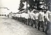 Repetitionsövningarna vid I11 i Växjö, hösten 1921.
Marsch till matsalen, iförda grötrock.