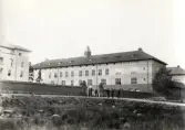 Repetitionsövningarna vid I11 i Växjö, hösten 1921.
Kanslihuset m.m. sedda från nordost, nuv. Storgatan.