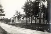 Repetitionsövningarna vid I11 i Växjö, hösten 1921.
Regementet från nordväst, nuv. Storgatan. I mitten ser man uppfarten mot kanslihuset.