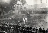 Repetitionsövningarna vid I11 i Växjö, hösten 1921.
Två plutoner uppställda på kaserngården, tillsammans med resp. officerare, varav en del till häst.