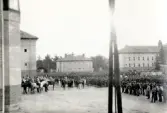 Repetitionsövningarna vid I11 i Växjö, hösten 1921.
Översten (Gustaf Ros (1868-1924)) tar emot regementet på kaserngården.
