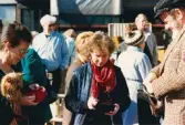 Lions Club anordnar marknad på Stadshusplatsen i Mölndal, tidigt 1980-tal. Besökare på marknaden.