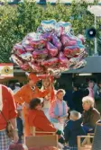 Lions Club anordnar marknad på Stadshusplatsen i Mölndal, tidigt 1980-tal. En man har ballonger till försäljning.