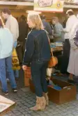 Lions Club anordnar marknad på Stadshusplatsen i Mölndal, tidigt 1980-tal. En kvinnlig besökare på marknaden.