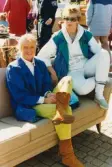 Lions Club anordnar marknad på Stadshusplatsen i Mölndal, tidigt 1980-tal. Två kvinnor provsitter en soffa.