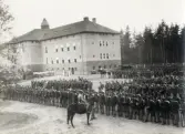 Repetitionsövningarna vid I11 i Växjö, hösten 1921.
Regementet har samling på kaserngården.