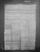 Täcke vävt i daldräll, hopsytt av två våder. (31)