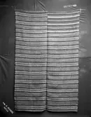 Randigt täcke vävt i rosengång, hopsytt av två våder. (182)