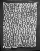 Täcke, vävt i slarvtjäll hopsytt av två våder. (174)