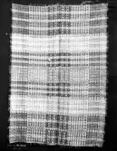 Täcke, vävt i opphämta hopsytt av två våder. (28)