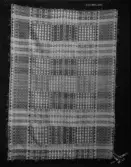 Täcke, vävt i opphämta hopsytt av två våder. (22)