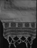 Handkläde, stickad?, flätad? bård, märkning i korssöm 