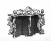 Tavlett, träsnideri. (101)