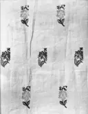 Vävnad med spridda blommönster. Detalj av förkläde se även HUF 0152.