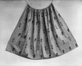 Förkläde vävt med spridda blommönster se även HUF 0151.