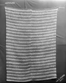 Täcke vävt i rosengång? (30). Hopsytt av två våder.