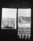 Handkläde med bård i knutet och trätt (pinnspets) märkt 