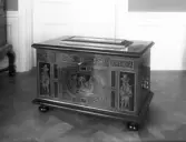 Kista med intarsiadekor.
