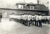 Repetitionsövningarna vid I11 i Växjö, hösten 1921.
Uppställning på kaserngården inför måltid.