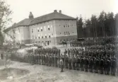 Repetitionsövningarna vid I11 i Växjö, hösten 1921.
Översten tar emot regementet.