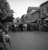 Studenterna, 1939. Studenterna tågar fram på Kungsgatan, norrut. I bakgrunden skymtar dåv. järnvägsstationen och kupolen på dåv. Växjö Högre Allmänna Läroverk.